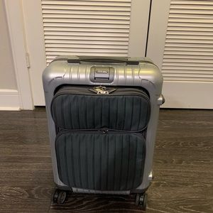 essential sleeve rimowa